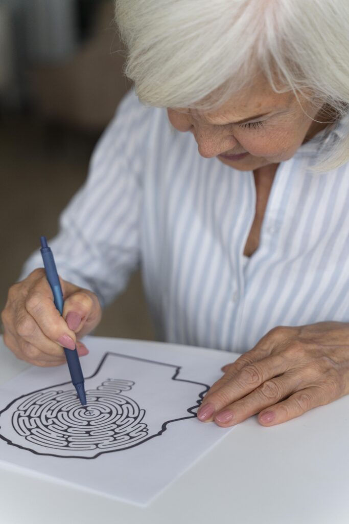 Anciana realizando una actividad de estimulación cognitiva en adultos.